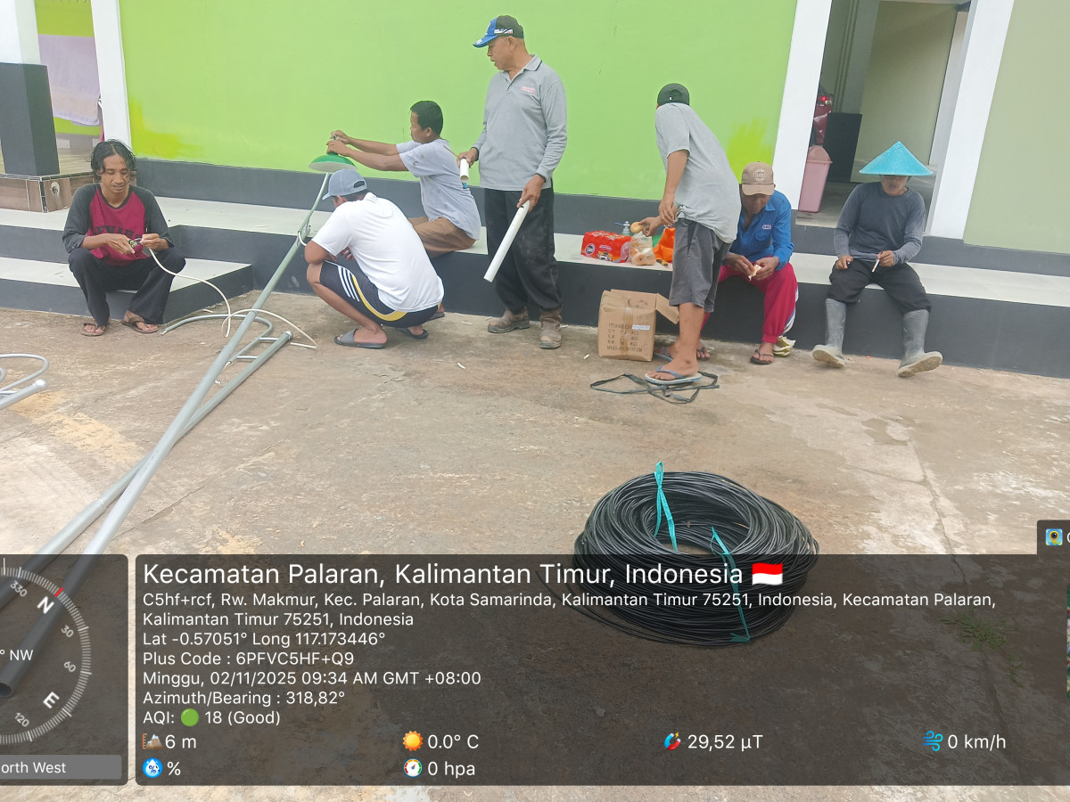 Instal tiang listrik di jalan M. Noor GG Swadaya RT 16 Rawa Makmur