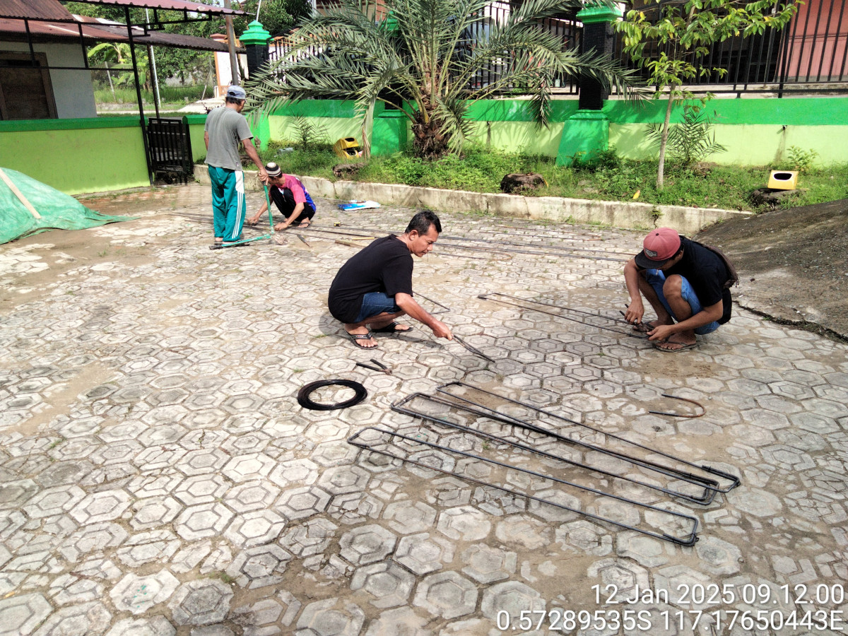 Merakit besi pondasi untuk gapura RT