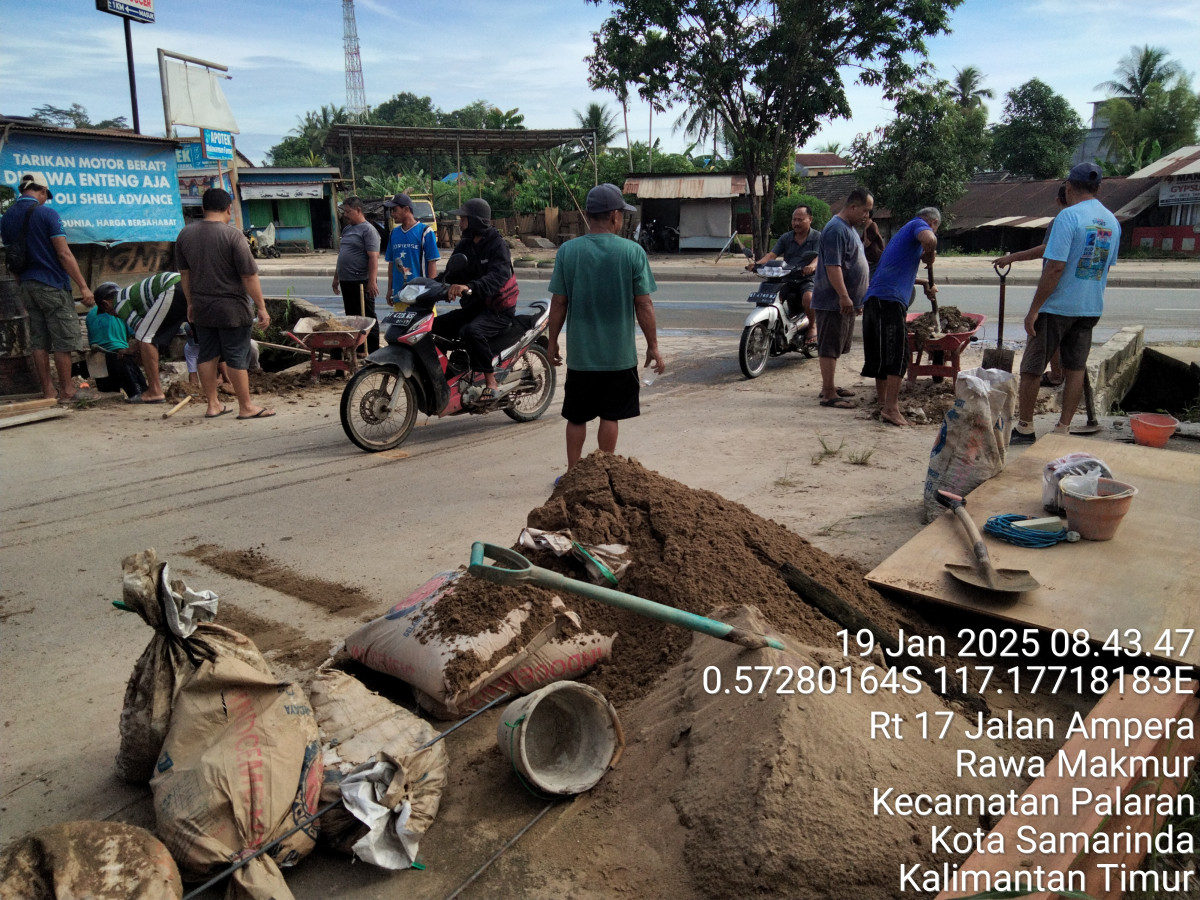 Pengecoran pondasi gapura RT