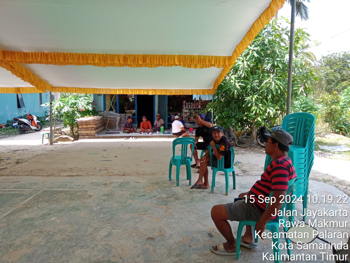 Mendirikan tenda