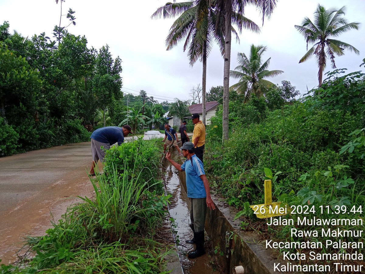 Normalisasi drainase dan lampu PJU