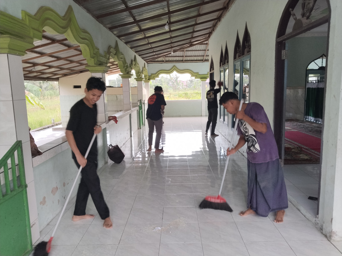 Membersihkan Musholla
