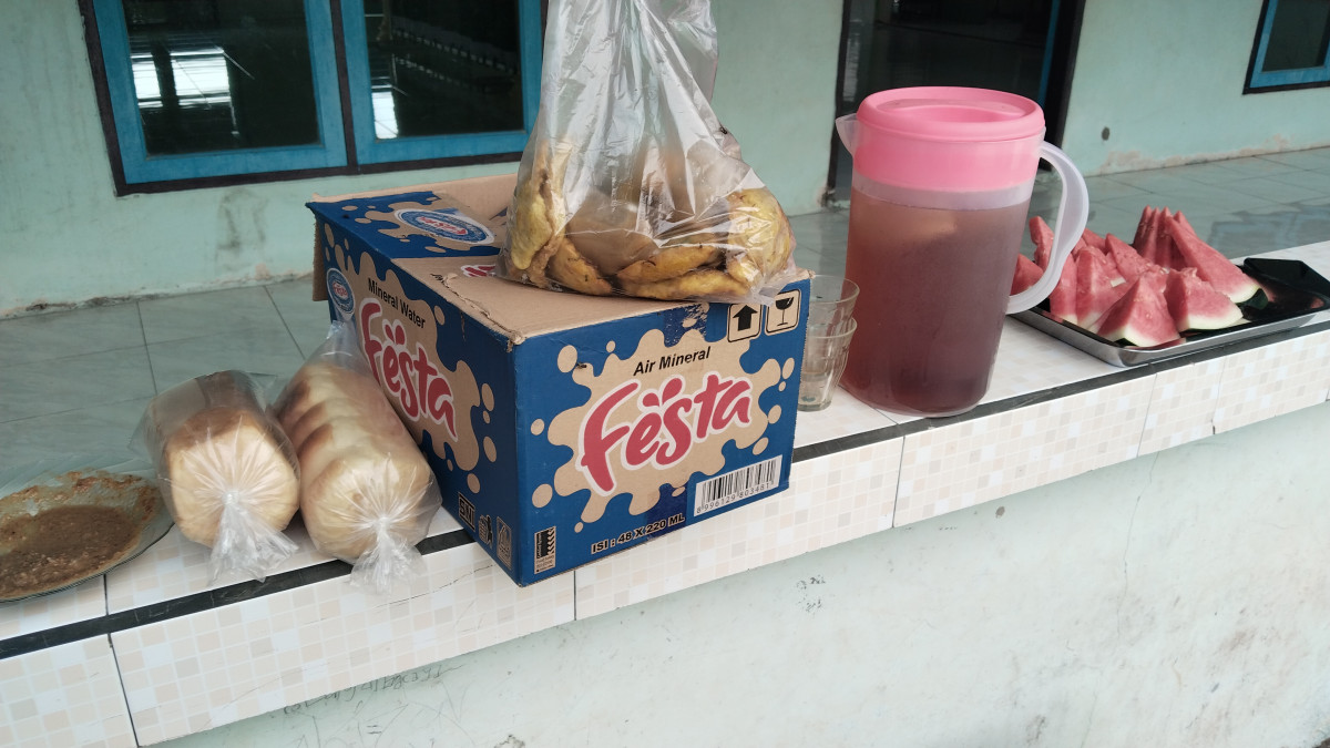 Pembuatan gudang musholla