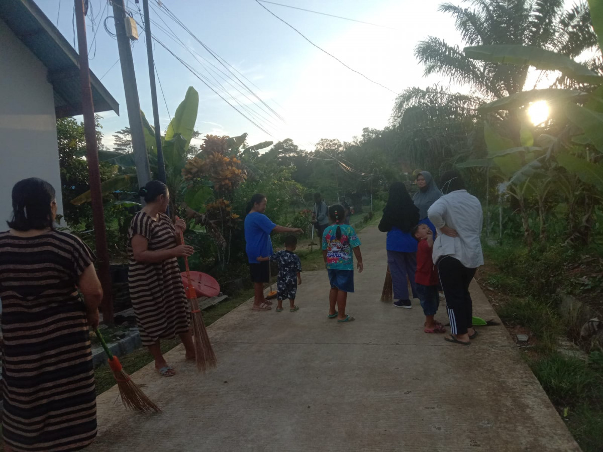 Membersihkan rumput