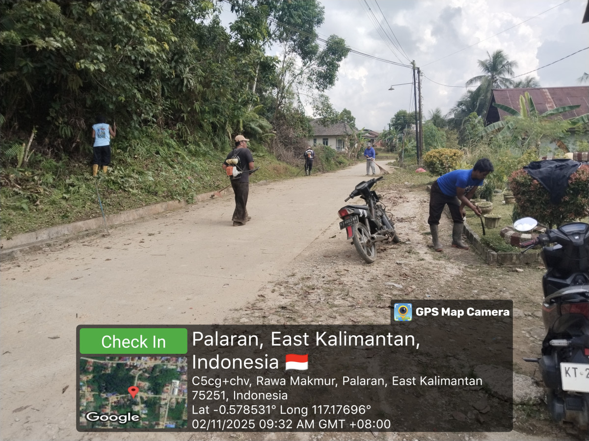 Membersihkan saluran parit