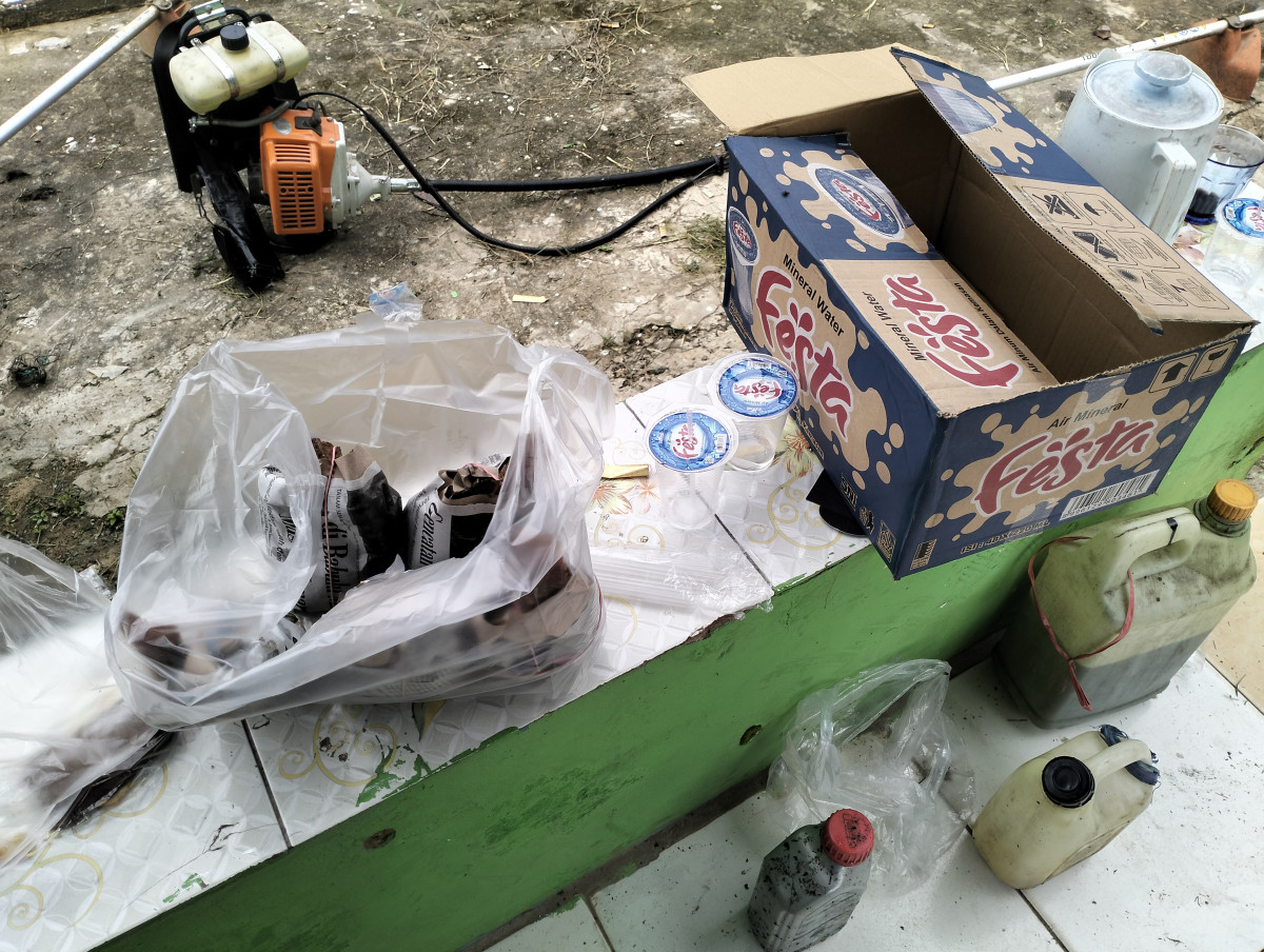 Membersihkan rumput jln
