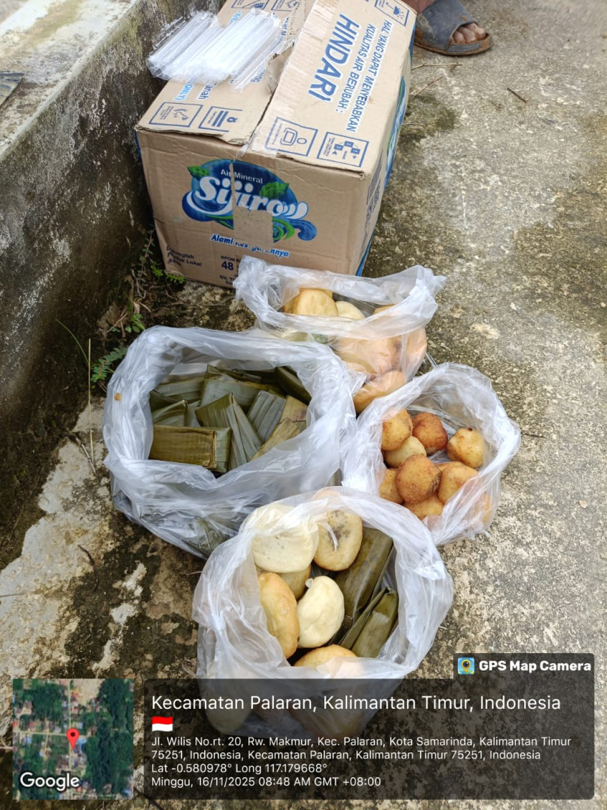 Pembersihan jalan dan paret disekitar jalan wilis