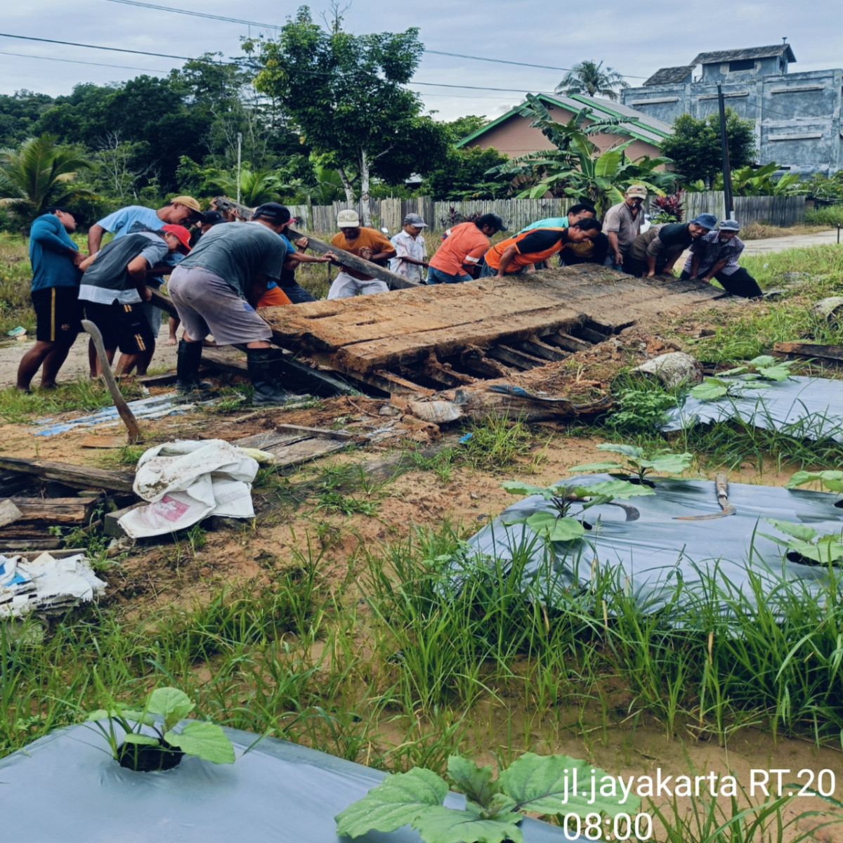 Gotong royong bongkar jembatan
