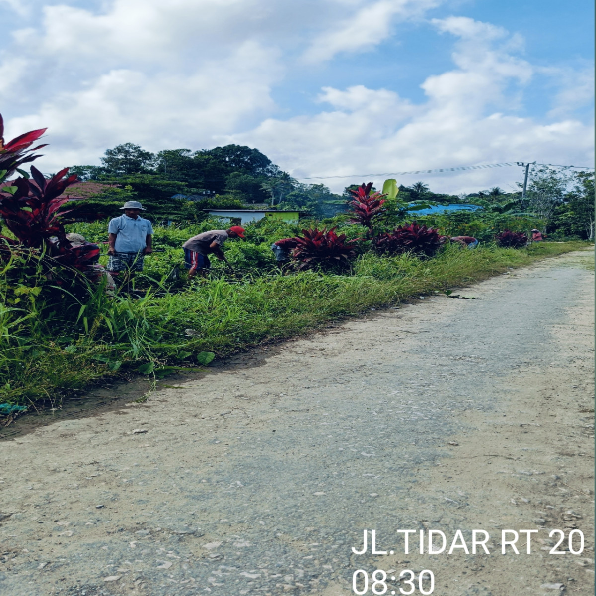 Pemasangan batu pondasi pinggir parit