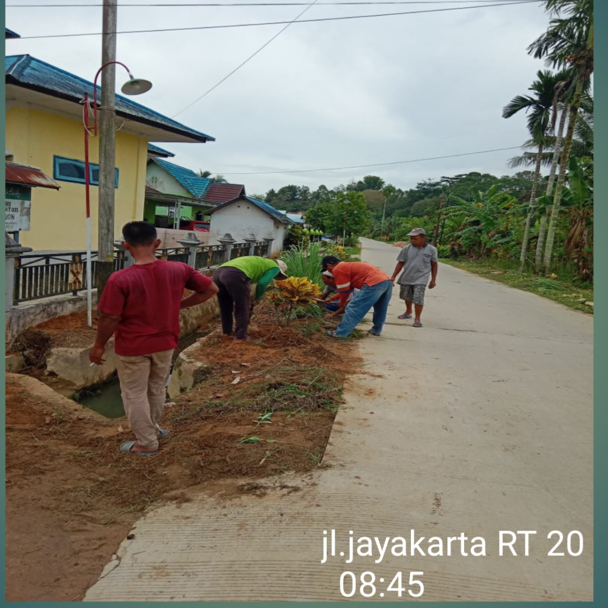 Gotong royong membersihkan lingkungan