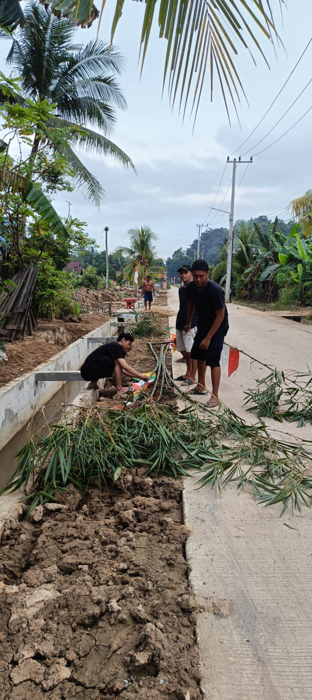 Gotongroyong pasang umbul-umbul