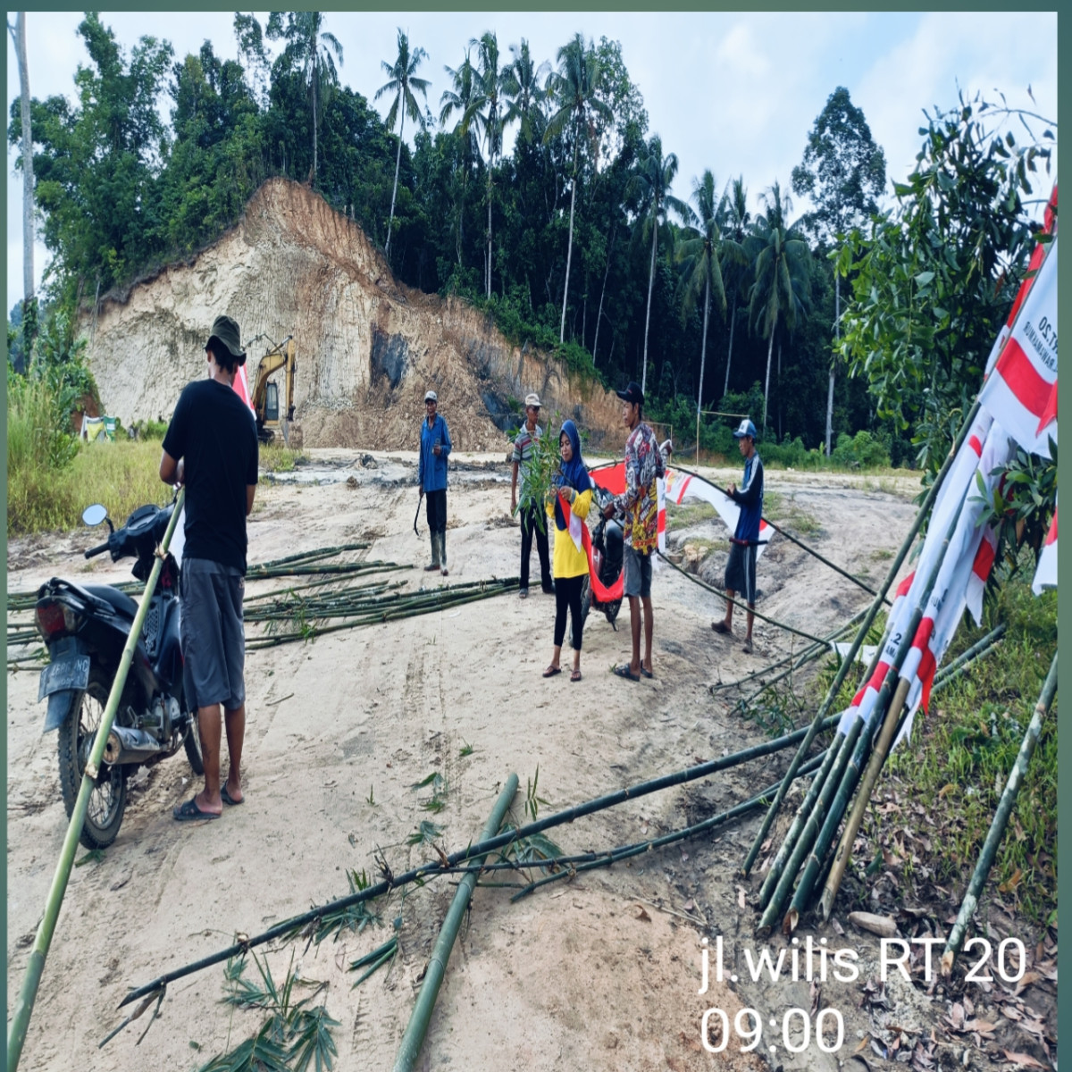 Gotong royong pasang umbul umbul