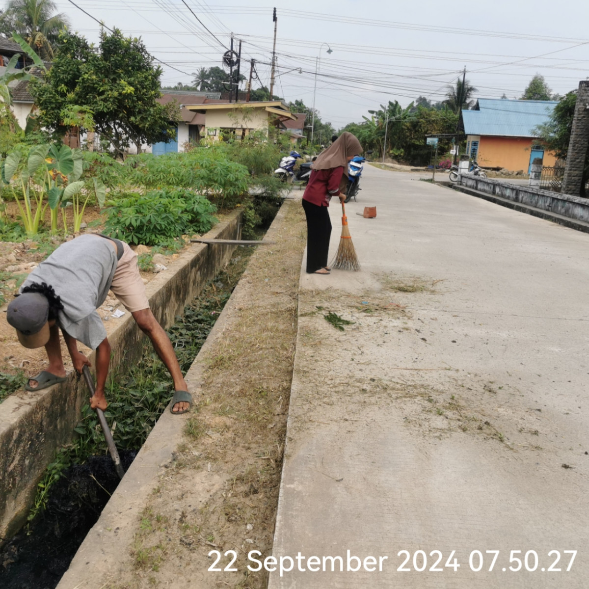 Membersihkan paret dan memotong rumput di Jl. Anjasmoro.