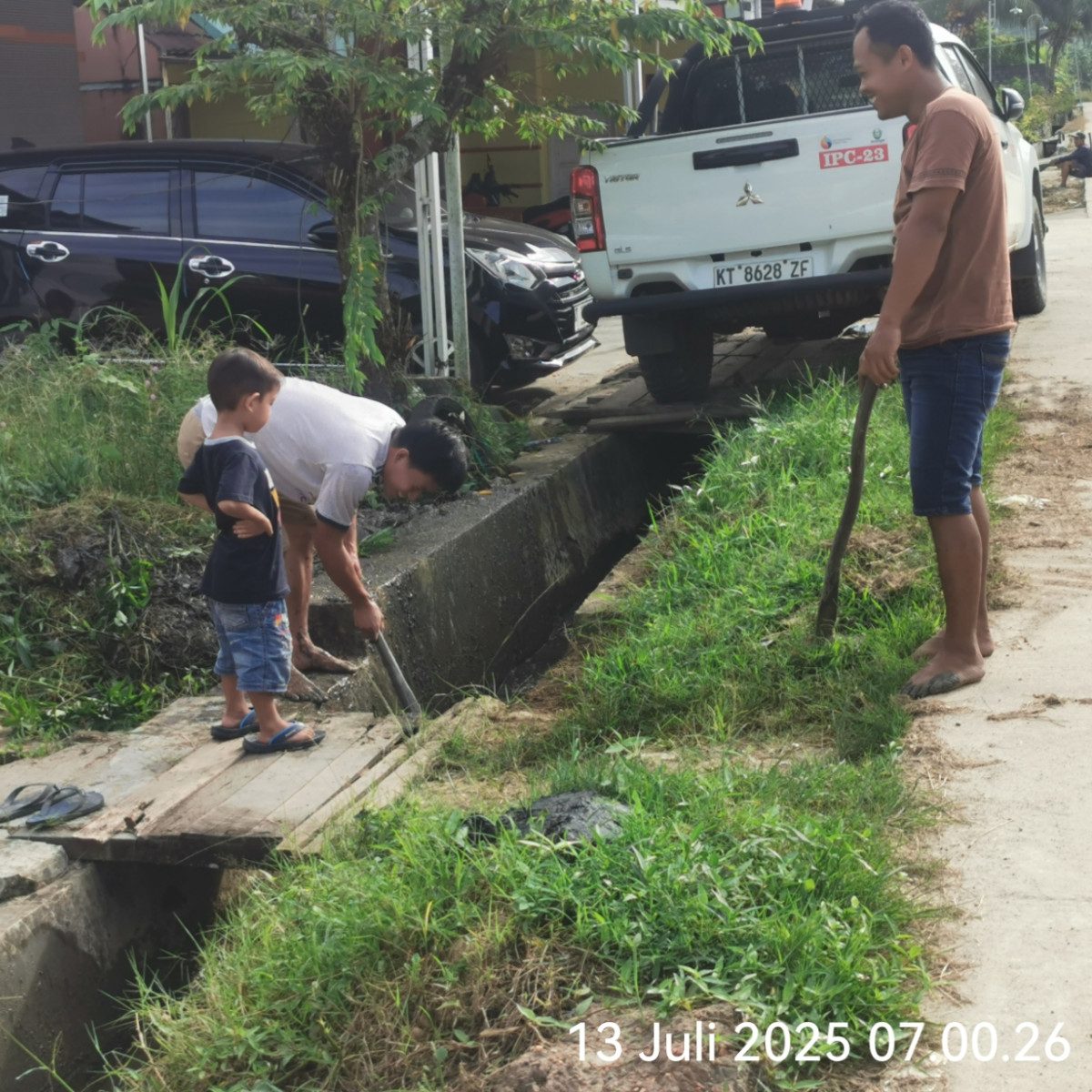 Gotong royong di Jl. Anjasmoro.