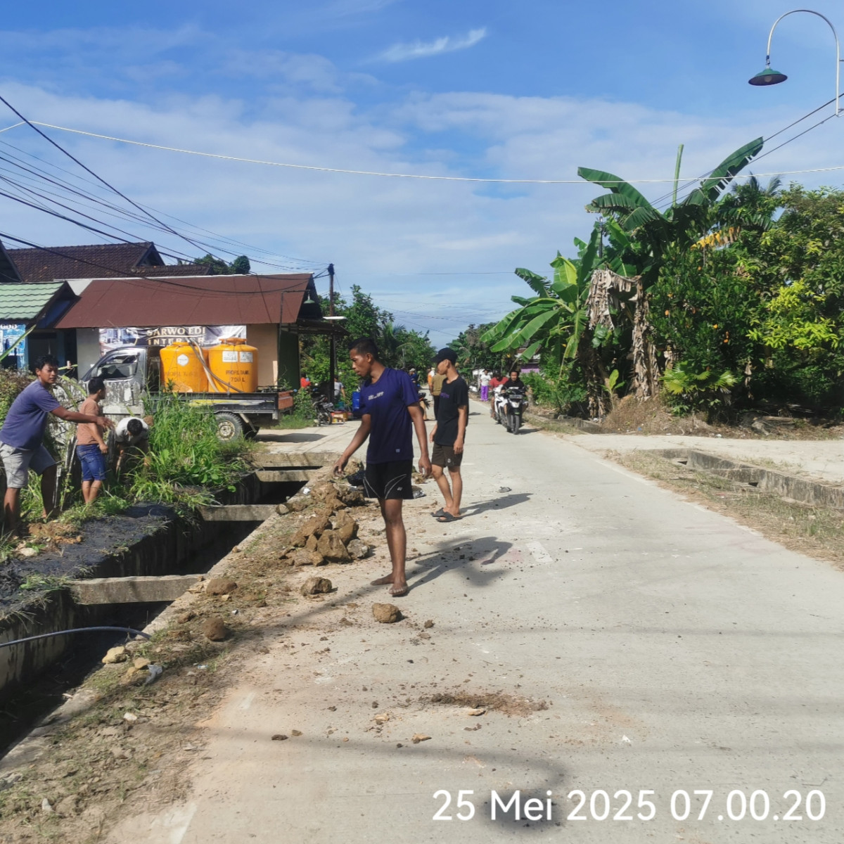 Gotong royong di Jl. Wilis.