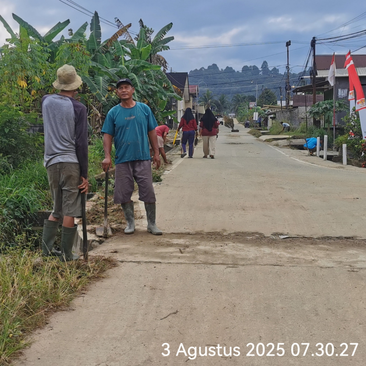 Gotong royong di Jl. Anjasmoro.