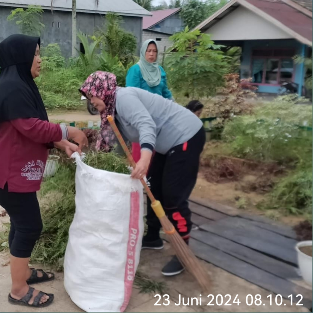 Memotong dan membersihkan rumput di Jl. Anjasmoro