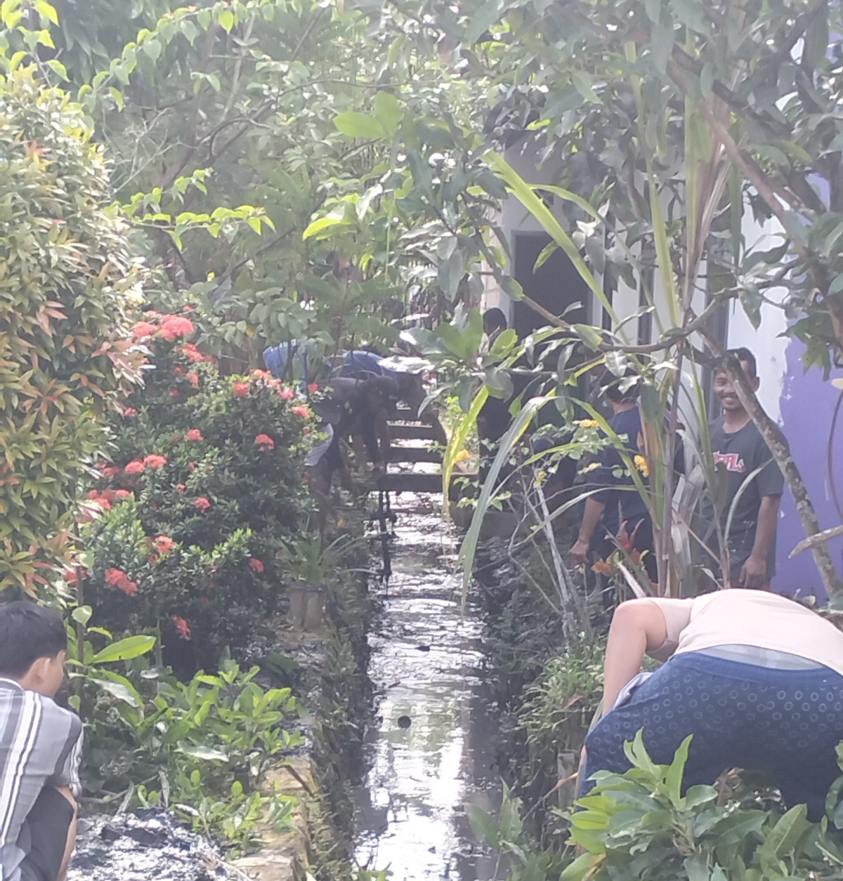 Pembersihan paret drainase dr gg Jono sampai jl.anjasmoro