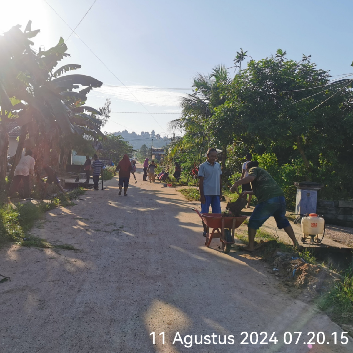 Membersihkan parit di jl. Anjasmoro gg. Mandiri