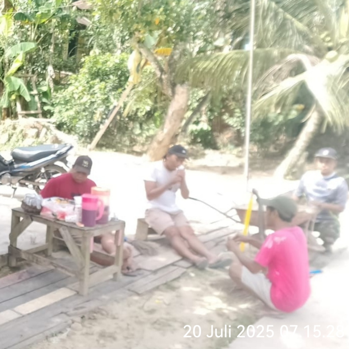 Gotong royong di Jl. Anjasmoro.