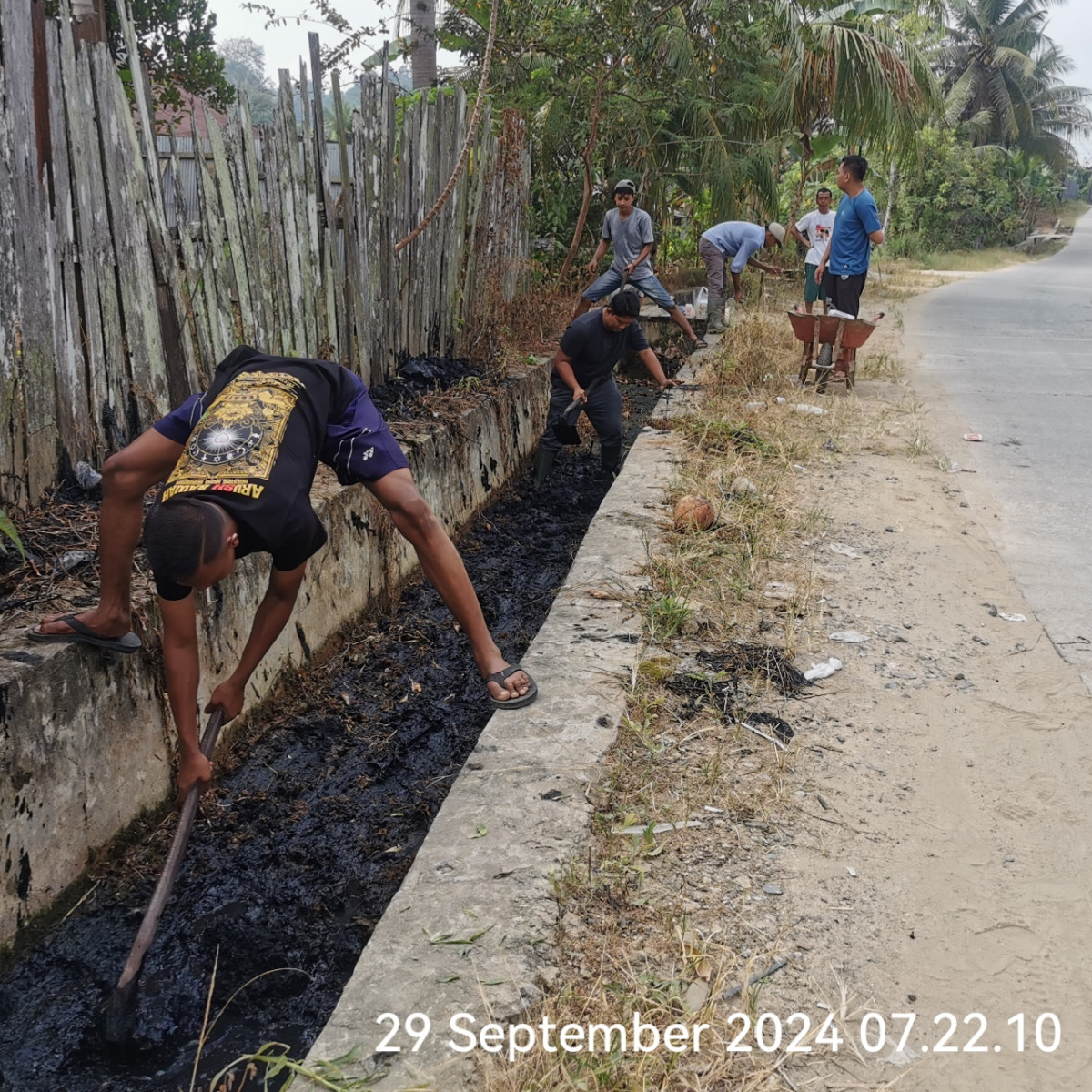 Gotong royong di Jl. Wilis Rt. 21