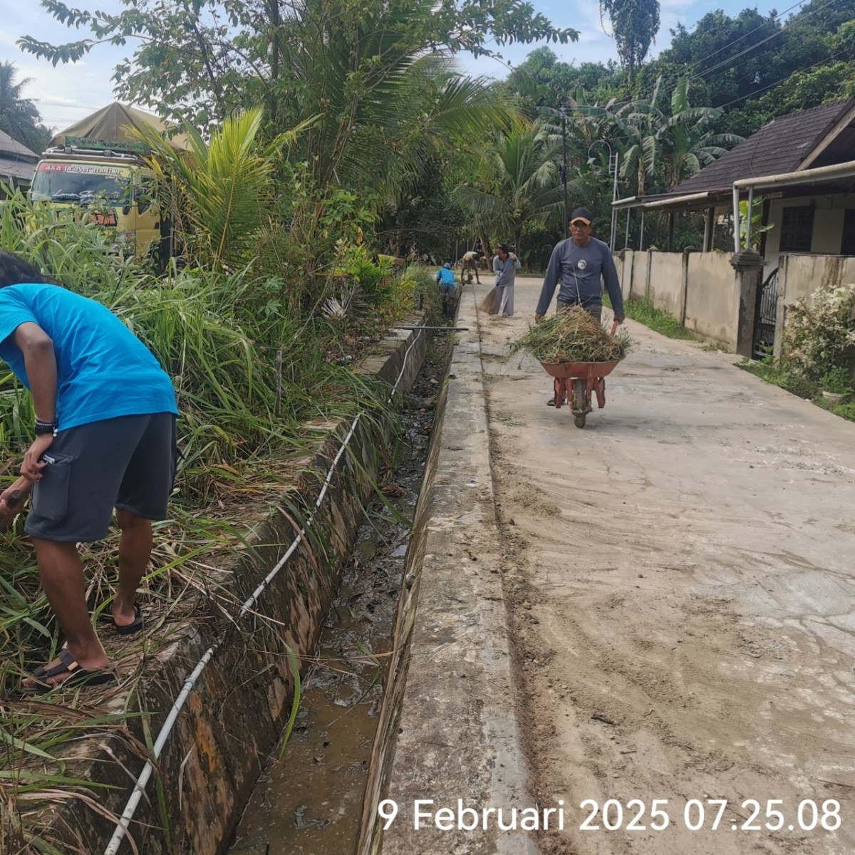 Kerja bakti di jl. Anjasmoro gg. Jono.