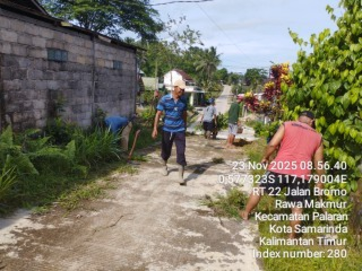 Kerja bakti bersikan parit dan badan jalan