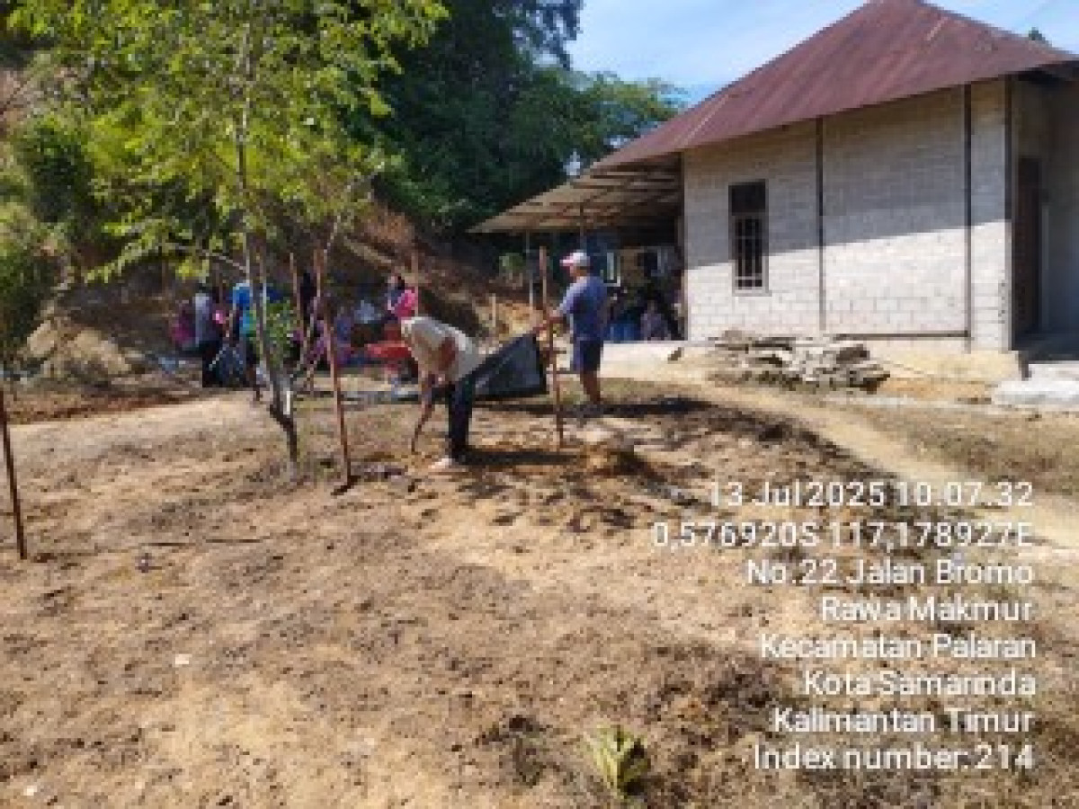 Pembutan lahan tanam untuk ibu2 dawis