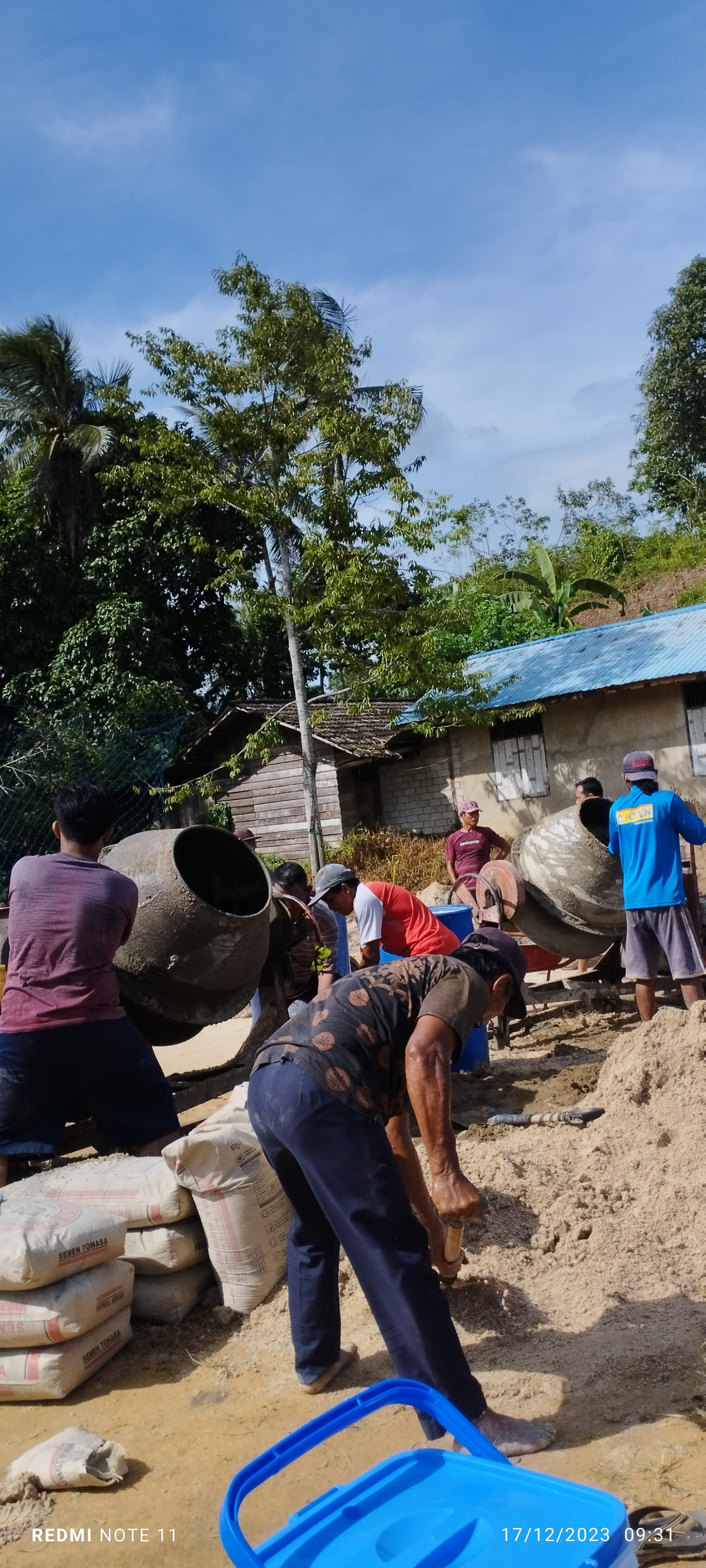 Membersikan badan jalan