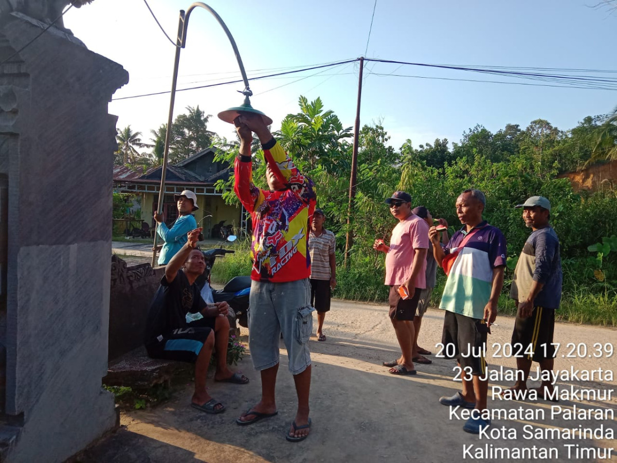 Perbaikan lampu jalan dan normalisasi draenase jl. Ampera