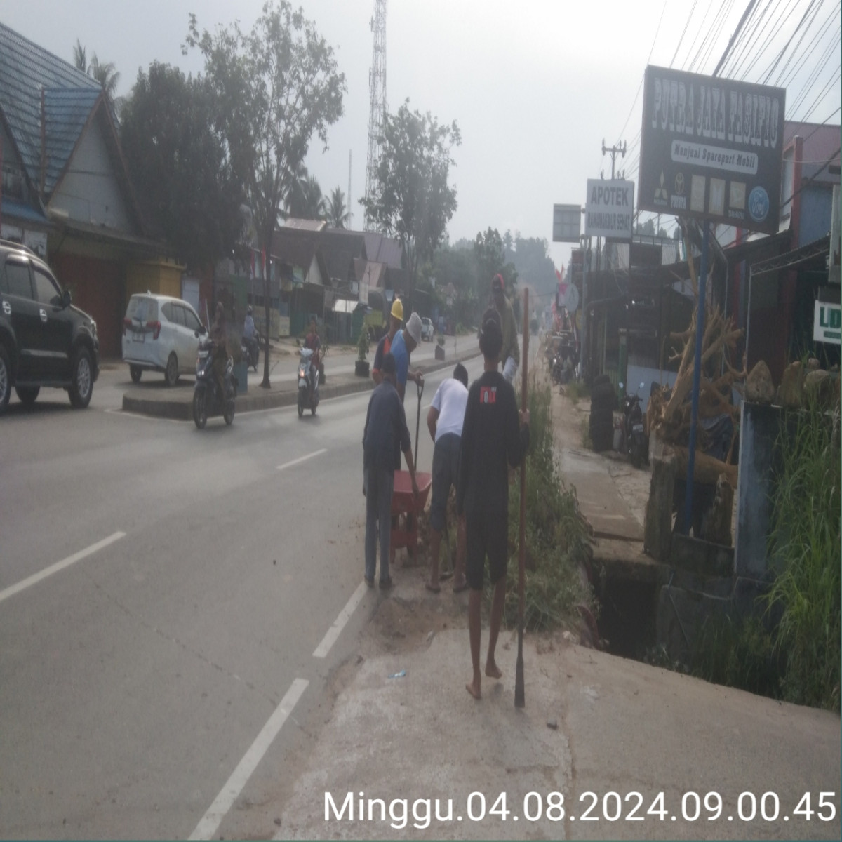 Perbaikan jalan berlubang di simpang empat