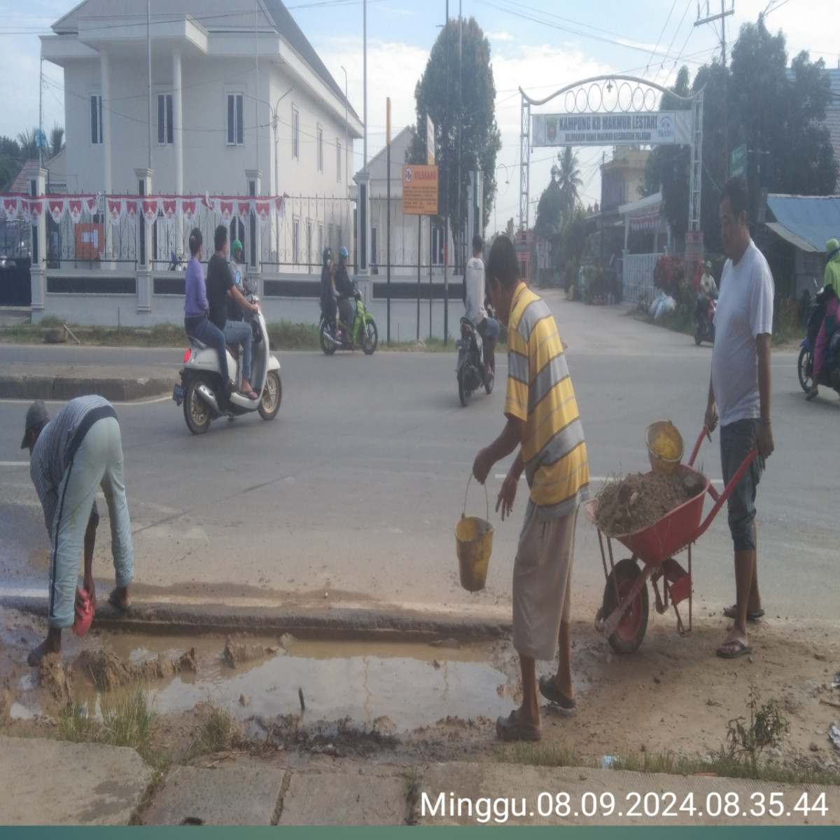 Perbaikan simpang 4 jl. Ampera