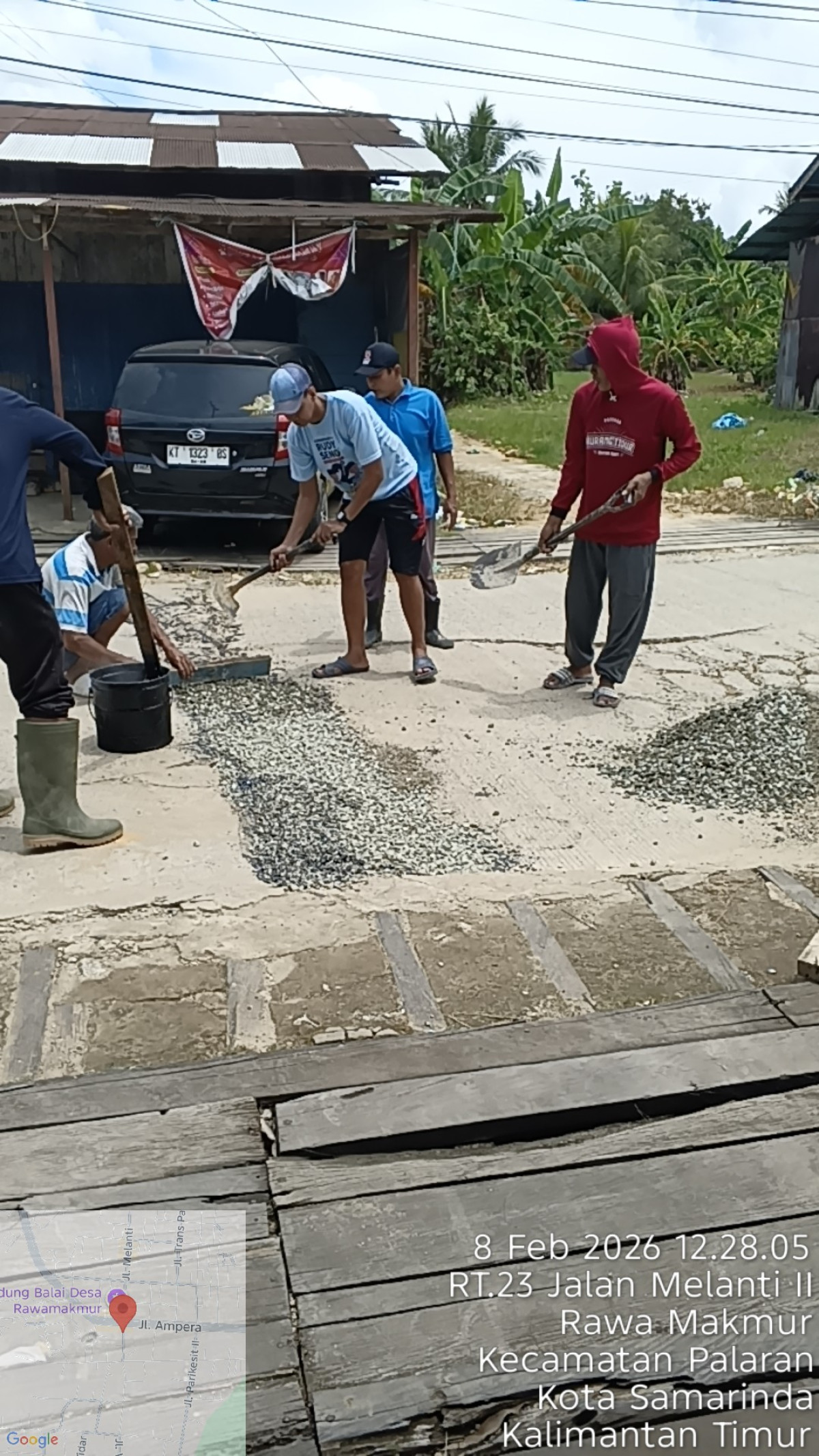 Menambal jalan berlubang