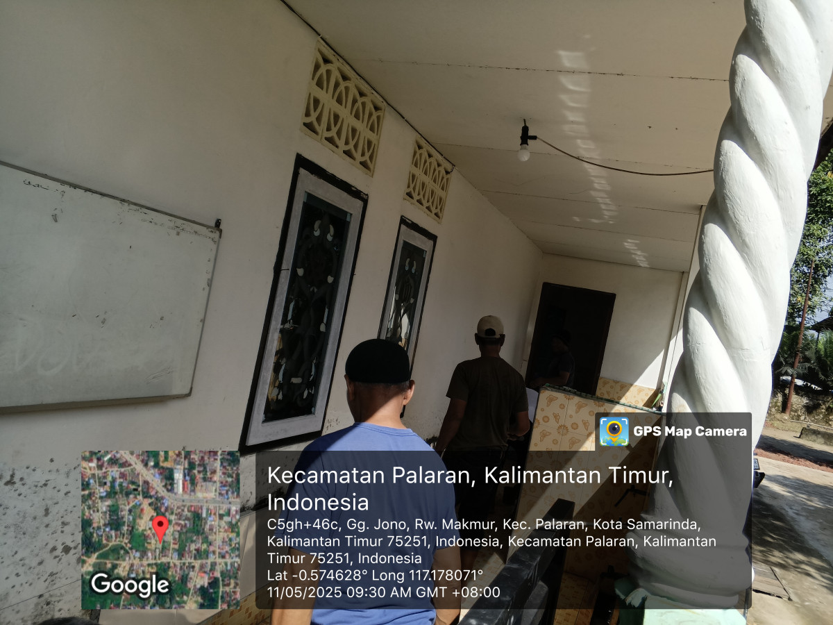 Melanjutkan pemasangan keramik dilanggar darul muttaqin