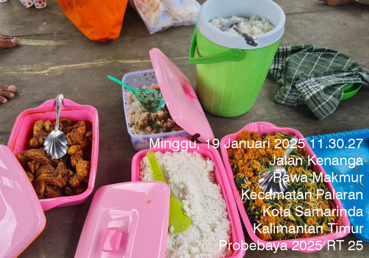 Gotong Royong Perbaikan Gazebo Dasawisma RT 25