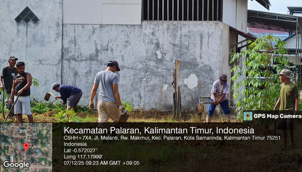 gotong royong pembuatan kebun toga