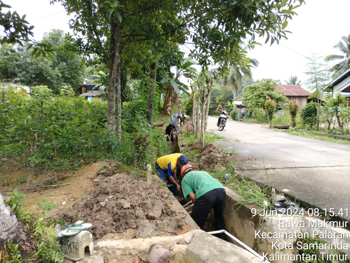 Gotong royong di jalan cempaka