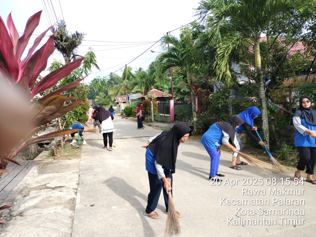 Pembersihan sepanjang jln cempaka