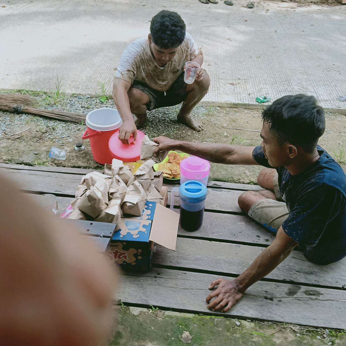 Gotong royong pendalaman paret samping mushola