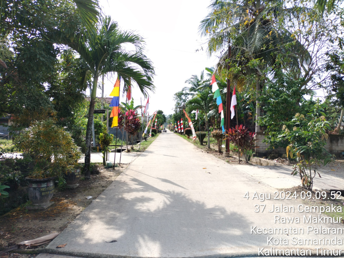 Gotong royong pasang umbul umbul