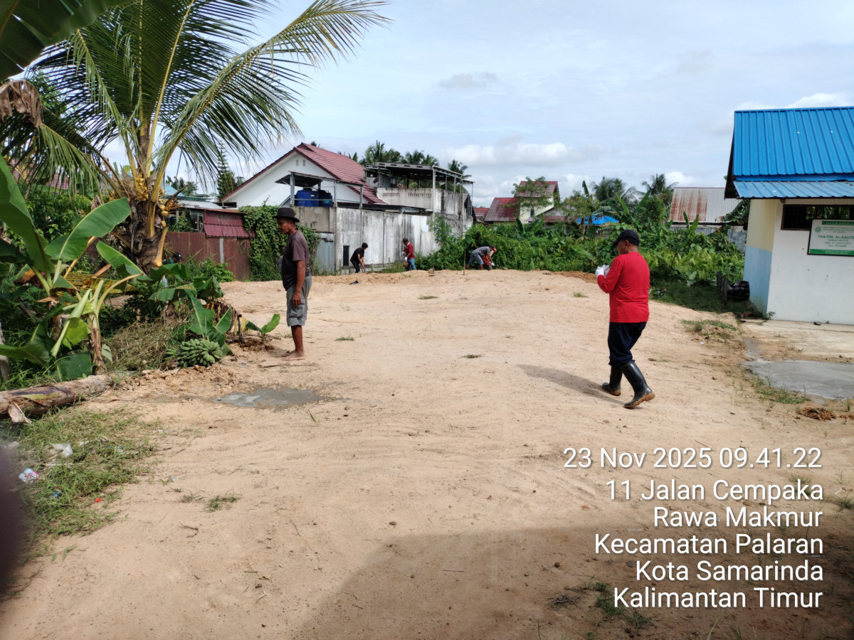 Pembersihan paret dan meratakan tanah urug