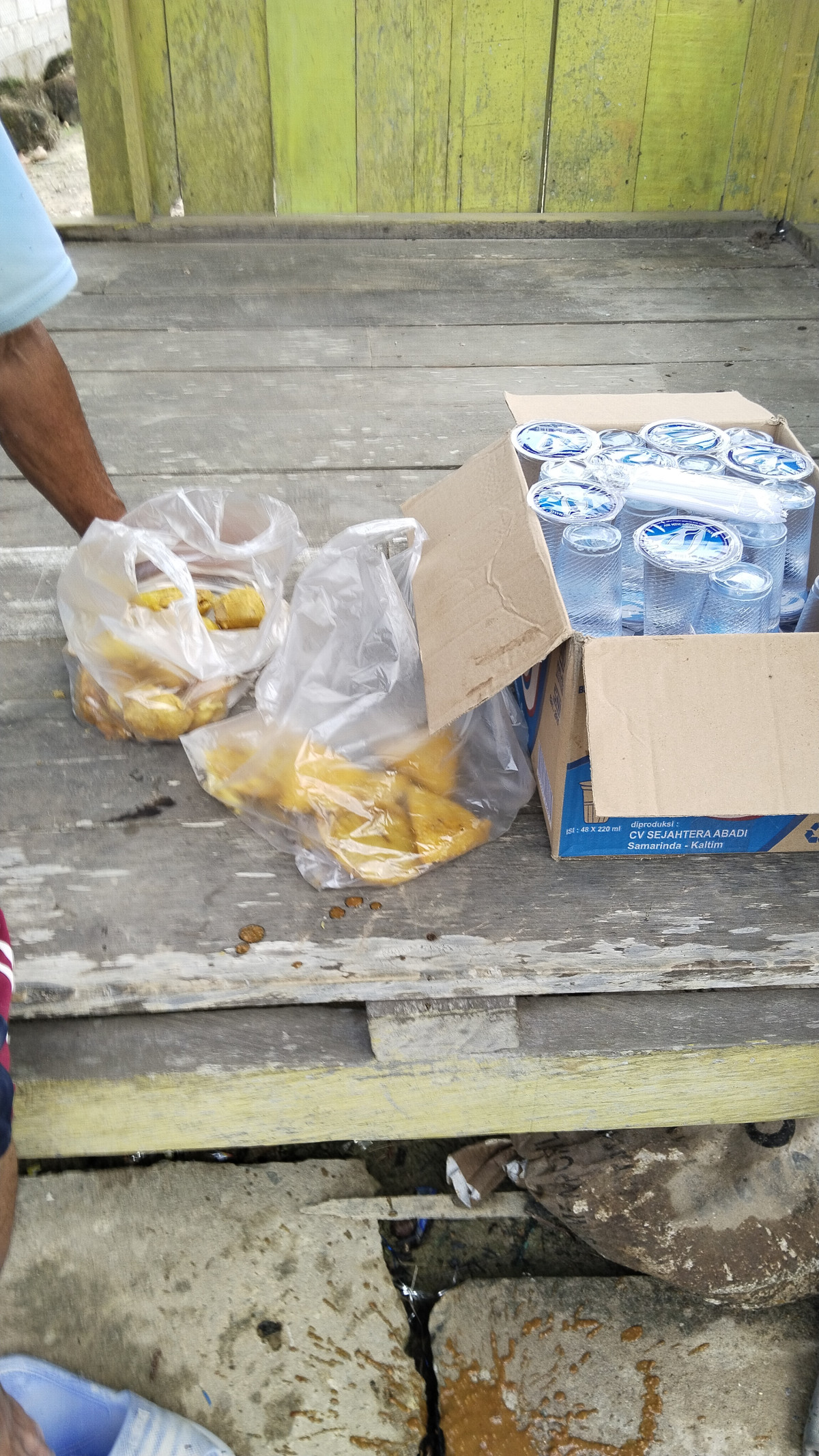 Gotong royong pemasangan tiang lampu