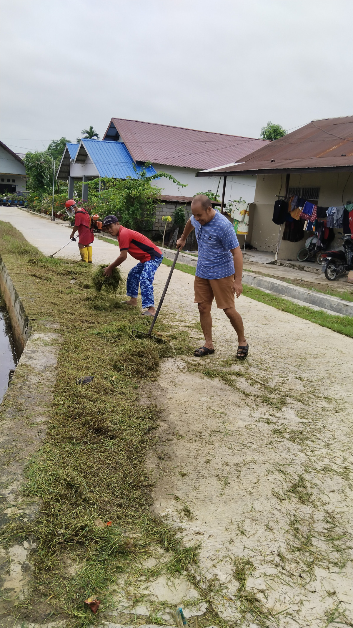 Pembersihan rumput tepi jalan