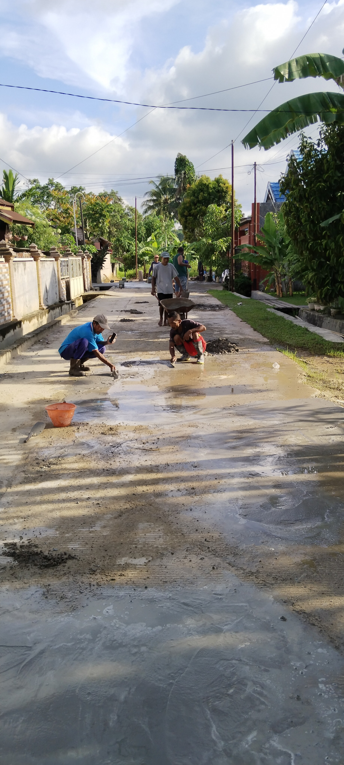 Gotong royong membuat jembatan (lanjutan)