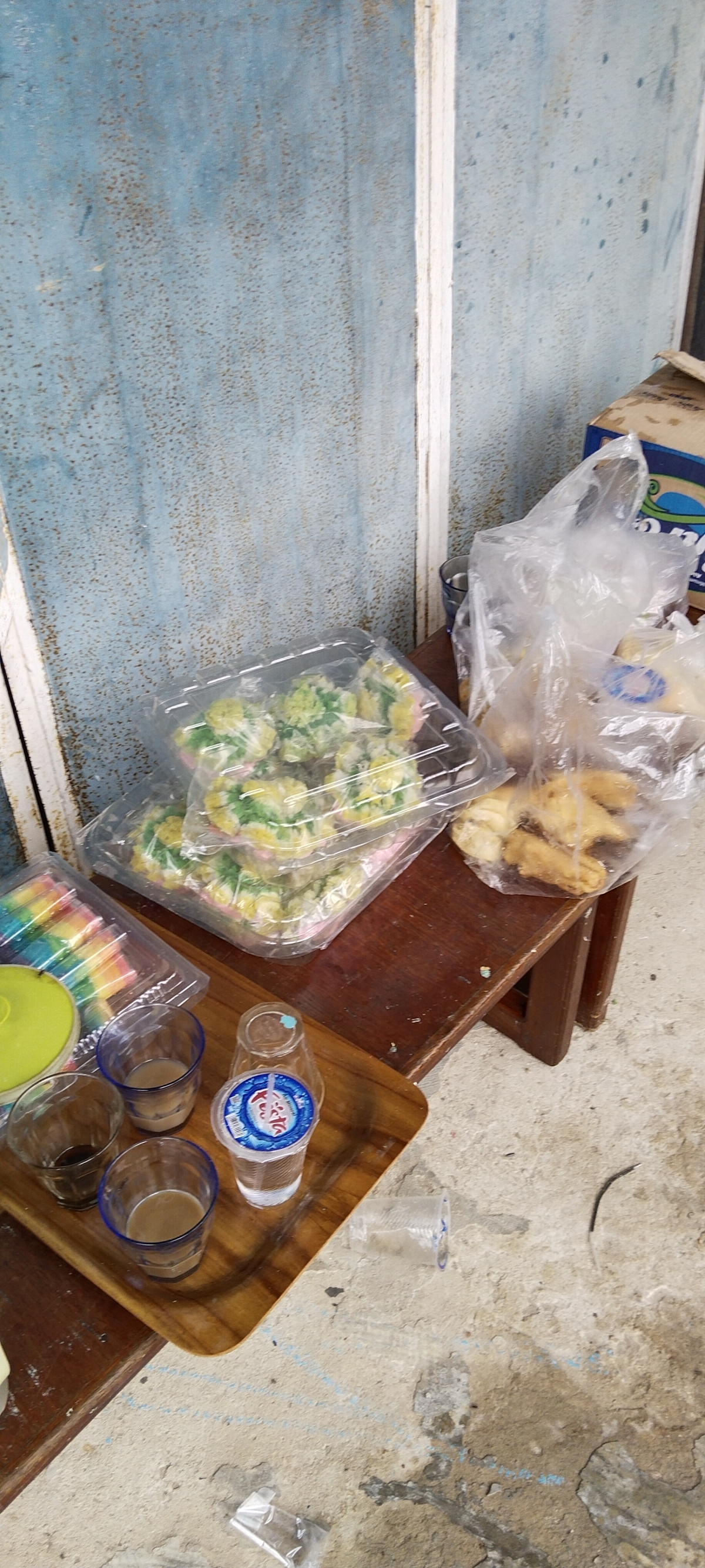 Gotong royong membuat jembatan