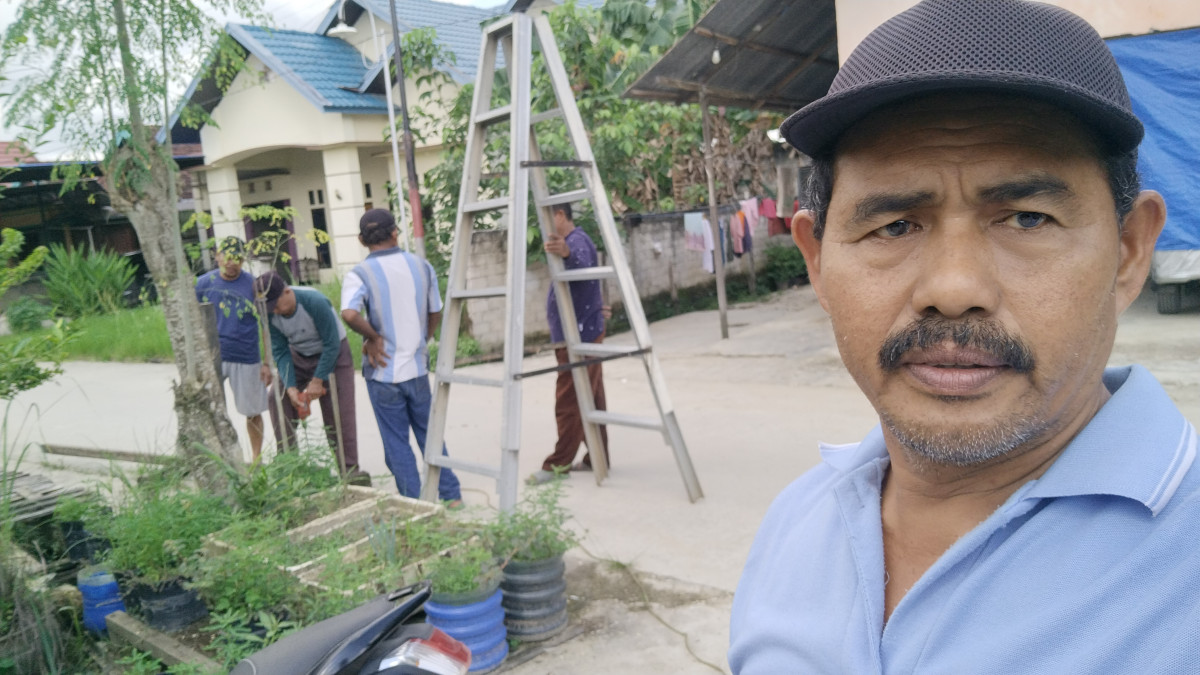 Gotong royong perbaikan lampu jalan