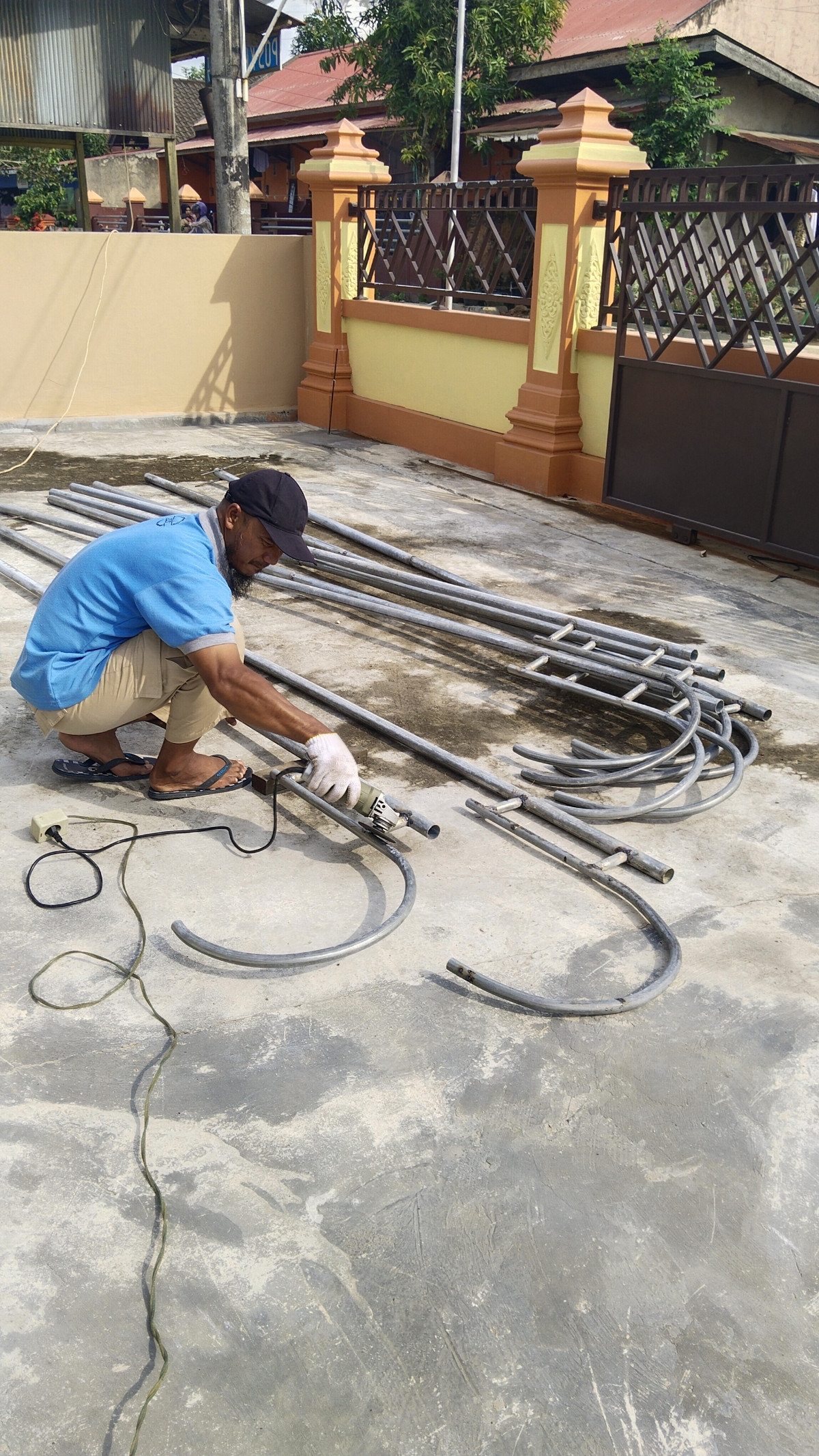 Pengelasan tiang listrik