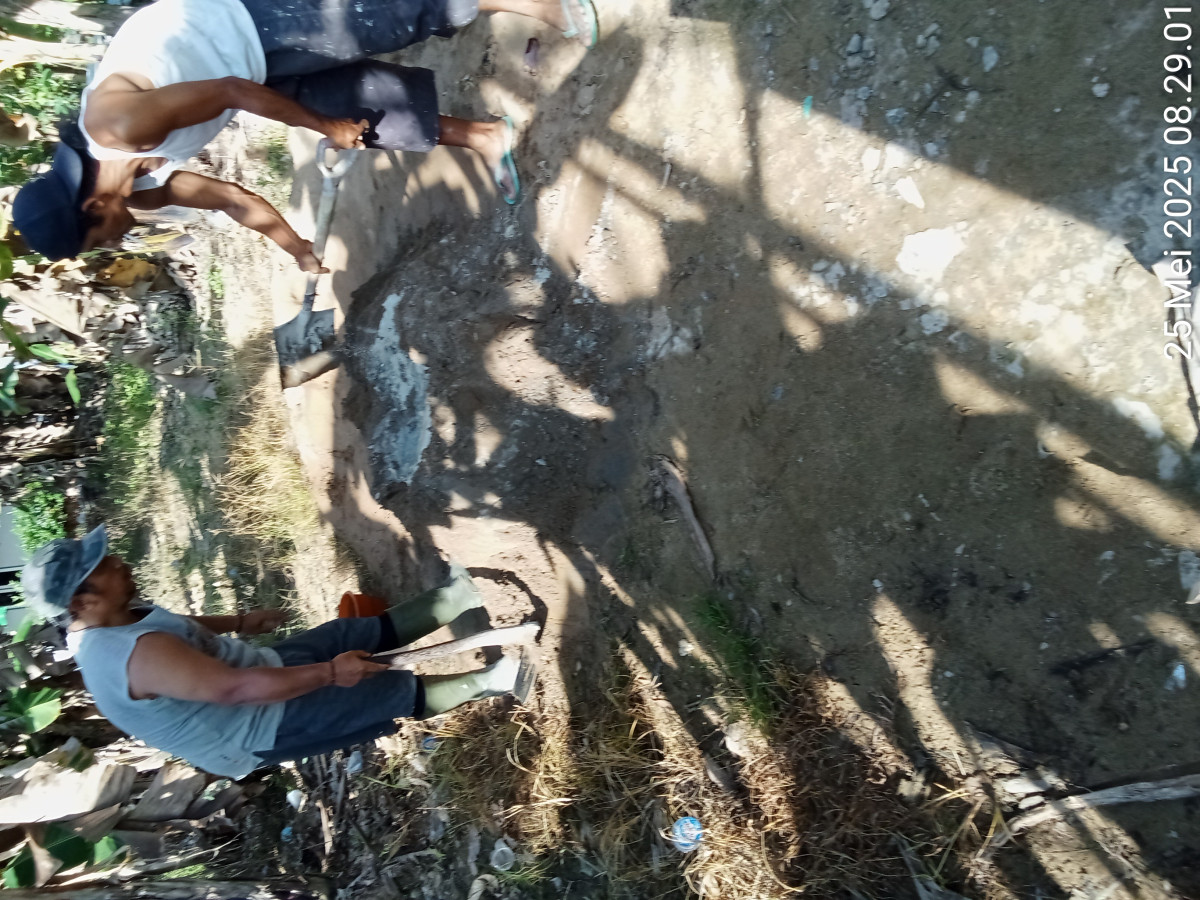 Pembersihan drainase di GG Rahmat.1