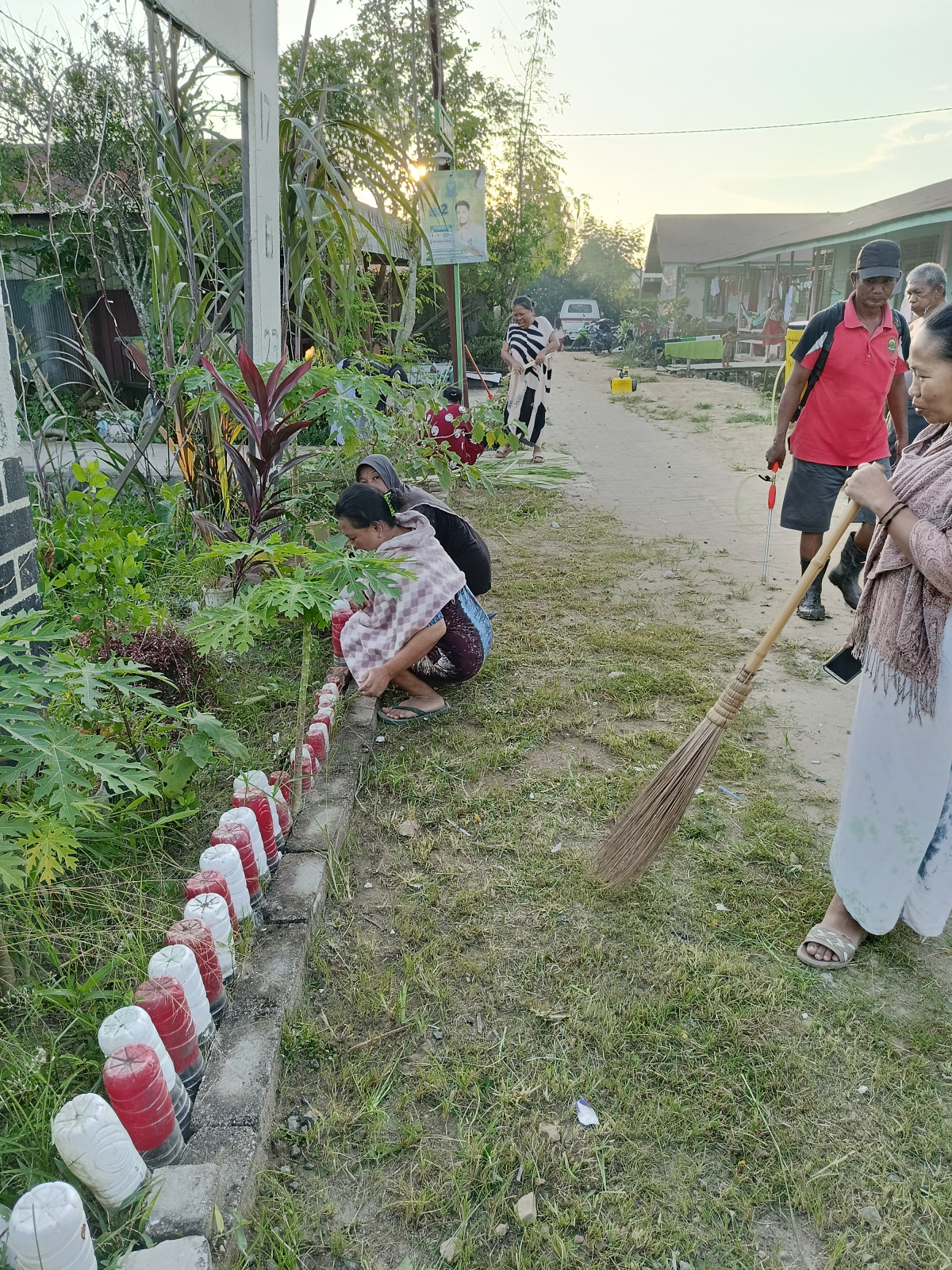 Gotong royong pasir dan gapura