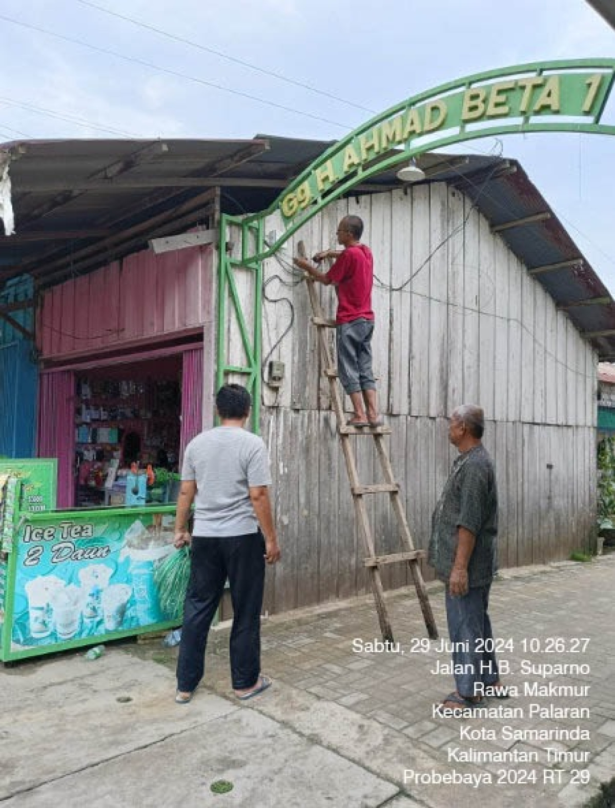 Gotong royong pemasangan lampu dan cctv